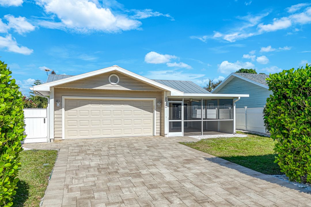 825 93rd Ave N, Naples, FL 34108