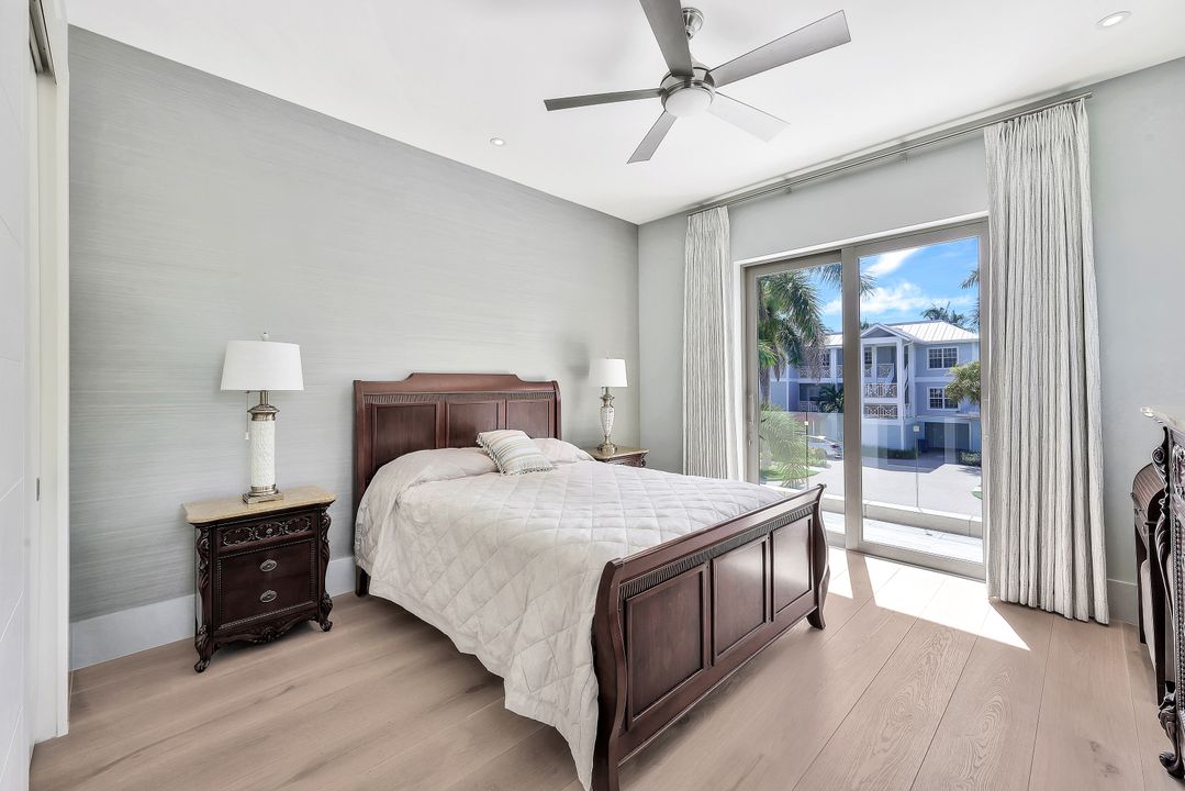 355 7th Ave S, Naples, FL 34102