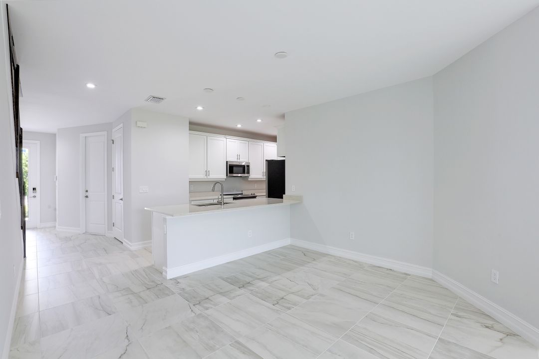 7473 Rockefeller Dr, Naples, FL 34119