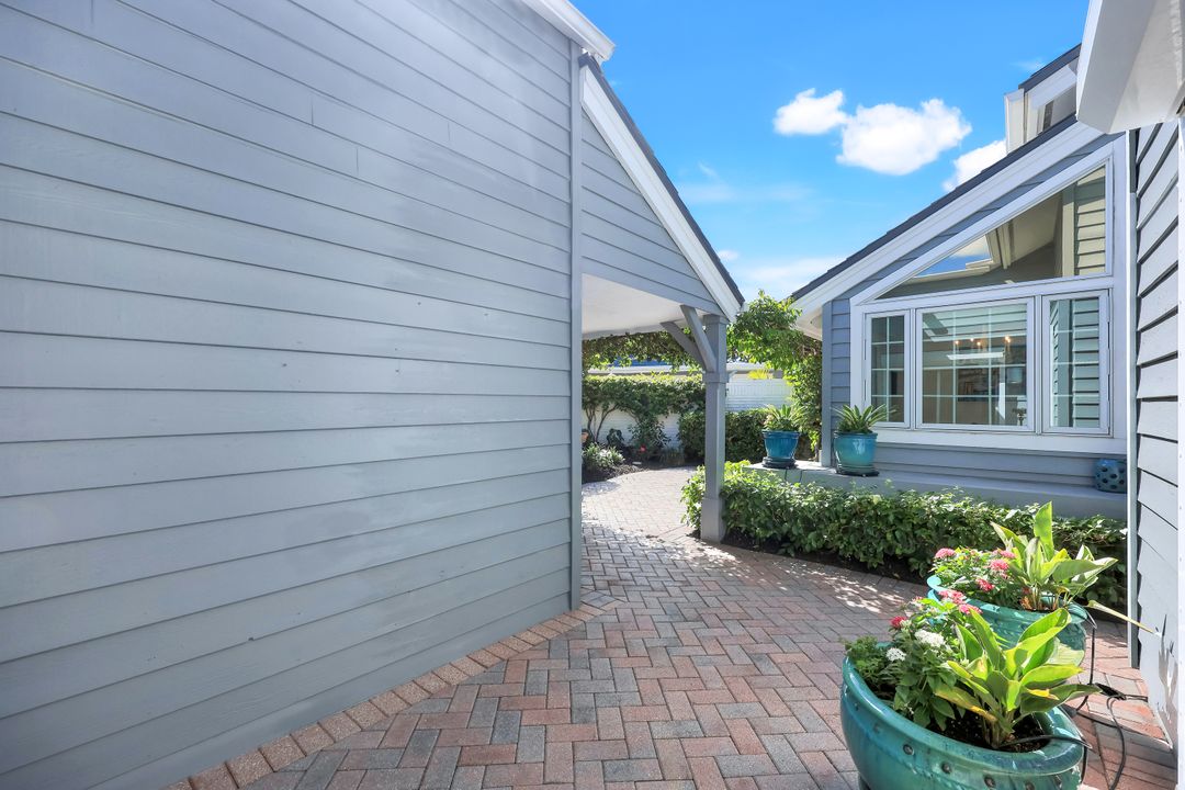 635 Bridge Way Ln, Naples, FL 34108