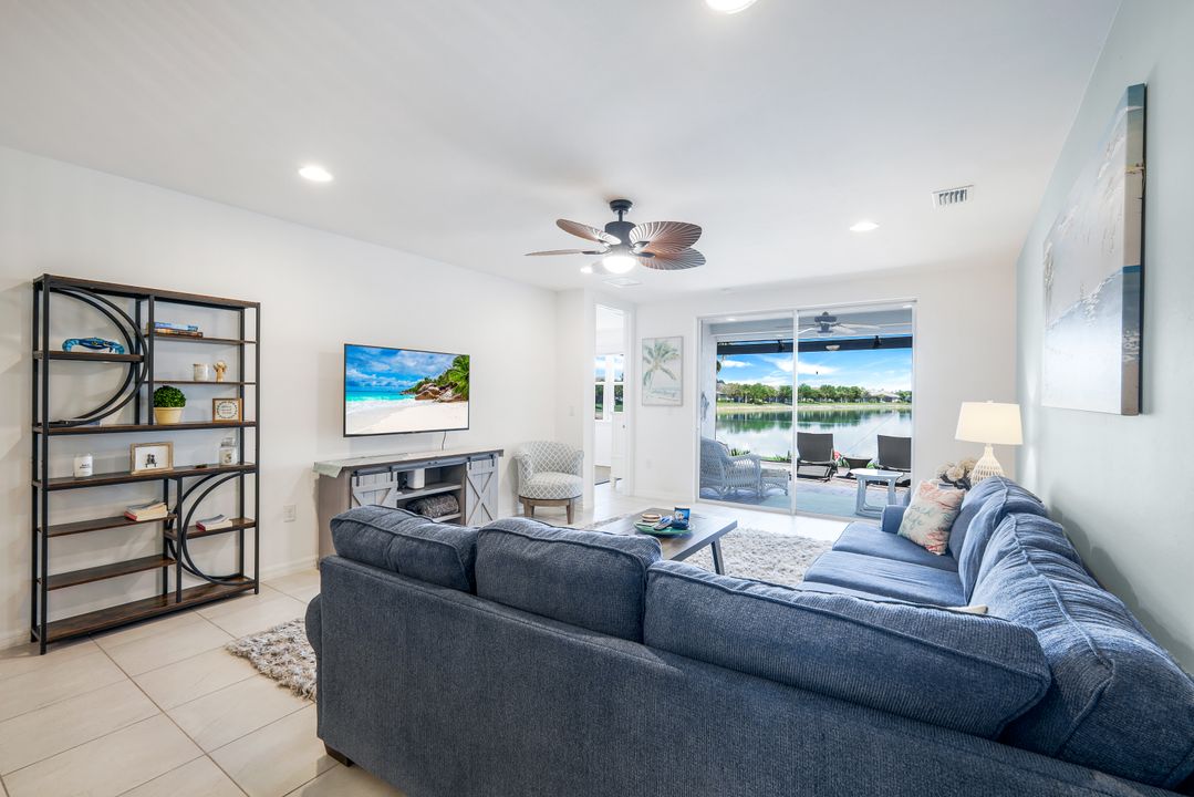 14814 Edgewater Cir, Naples, FL 34114
