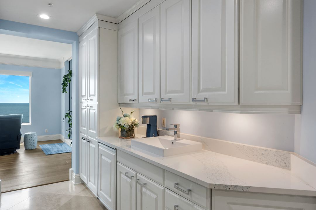 81 Seagate Dr, Naples, FL 34103