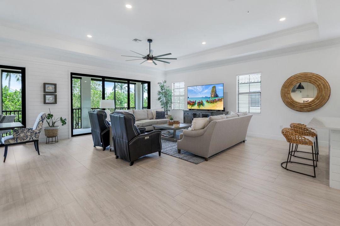 2472 Breakwater Wy #11-202, Naples, FL 34112
