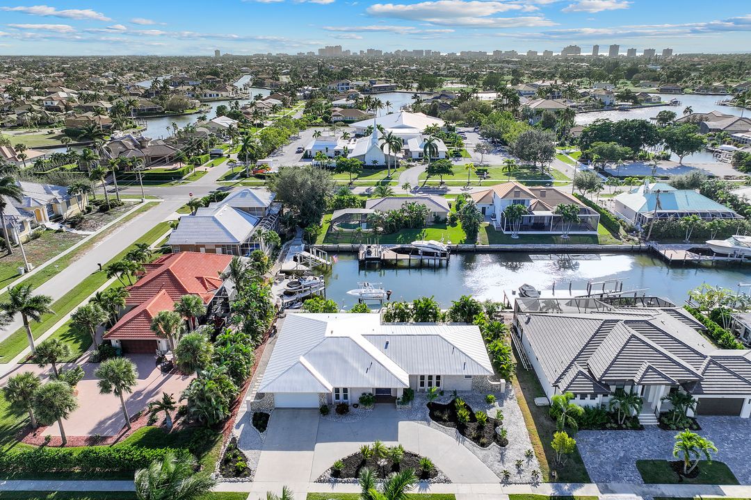 318 Grapewood Ct, Marco Island, FL 34145