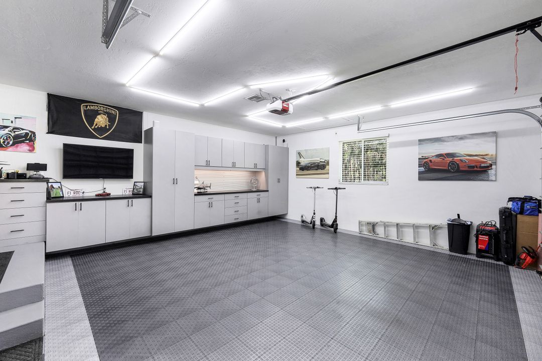 6010 Standing Oaks Ln, Naples, FL 34119