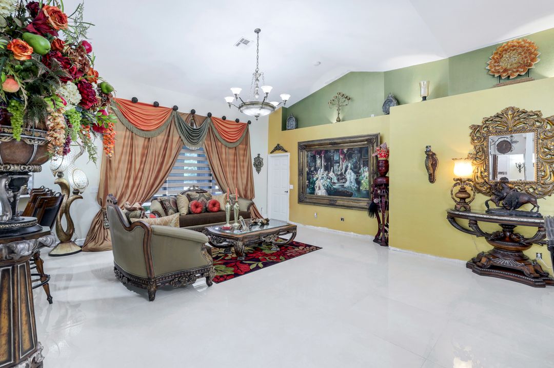 221 10th St SE, Naples, FL 34117