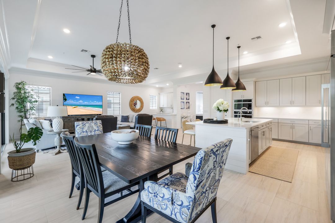 2472 Breakwater Wy #11-202, Naples, FL 34112