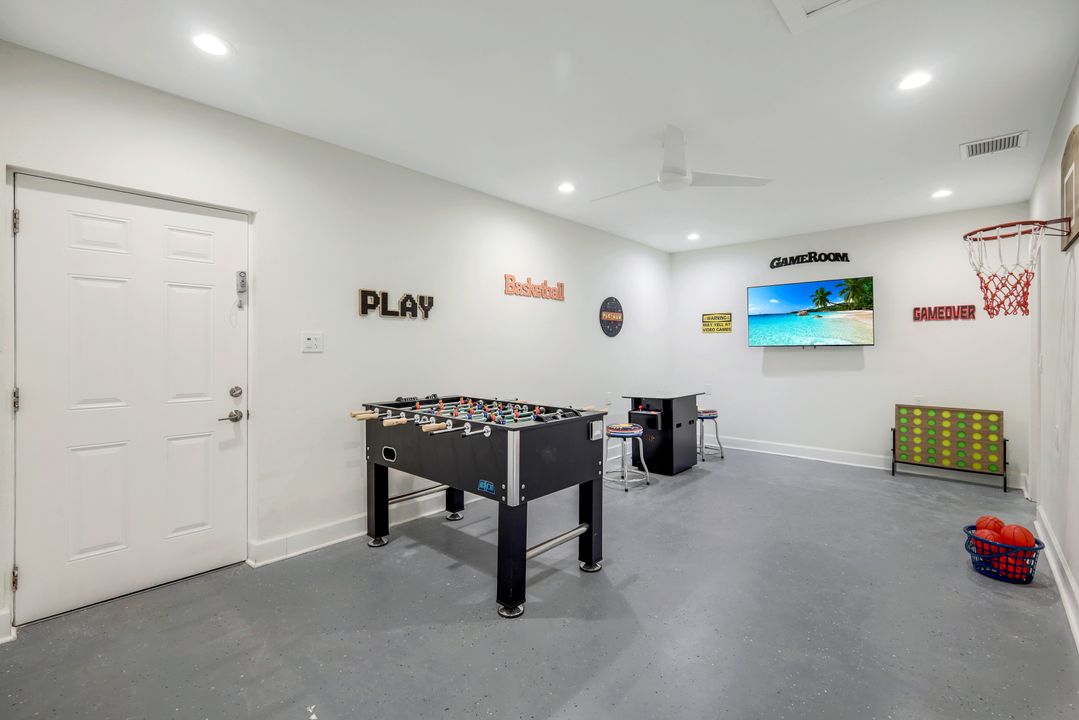 590 92nd Ave N, Naples, FL 34108