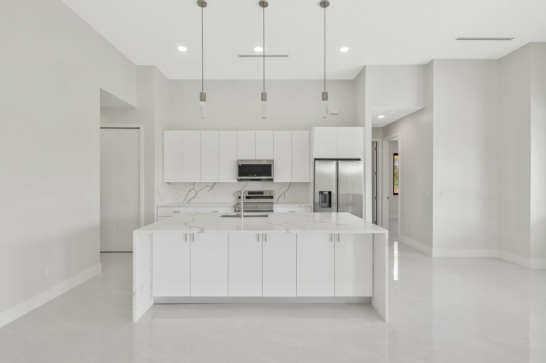 909 SW 11th Ct, Cape Coral, FL 33991