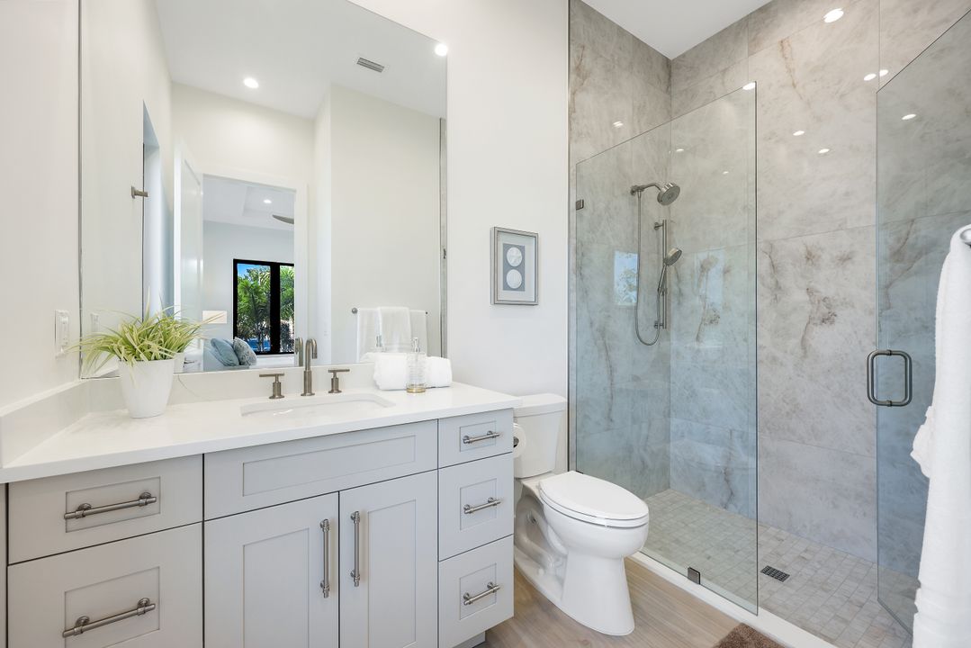 9760 Vanderbilt Dr, Naples, FL 34108