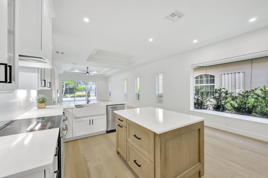 9209 Troon Lakes Dr, Naples, FL 34109