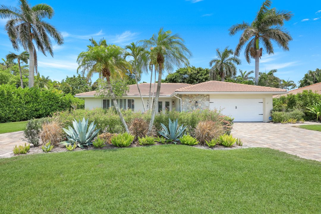 725 Old Trail Dr, Naples, FL 34103