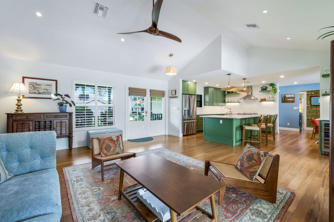 2319 Queens Way, Naples, FL 34112
