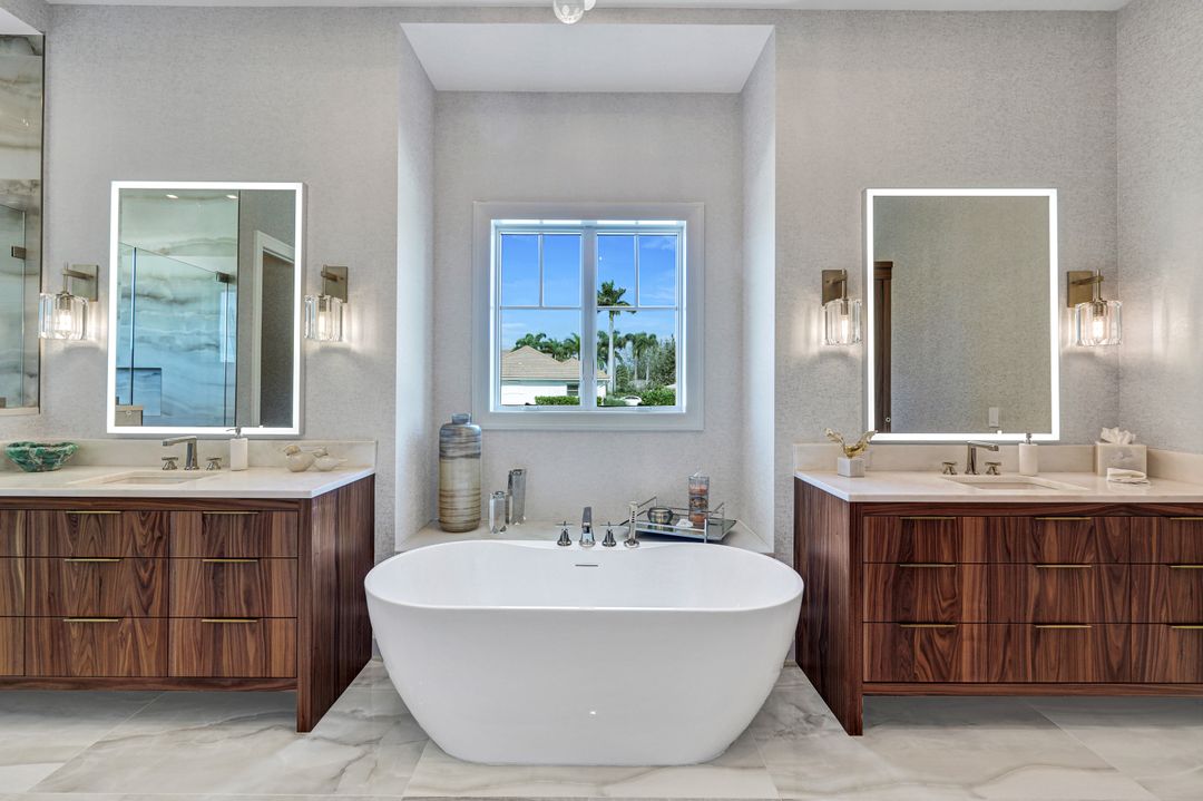 3637 Crayton Rd, Naples, FL 34103