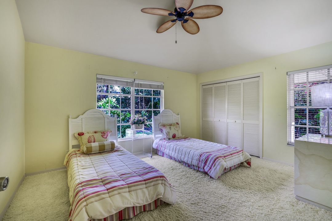 811 Pitch Apple Ln, Naples, FL 34108