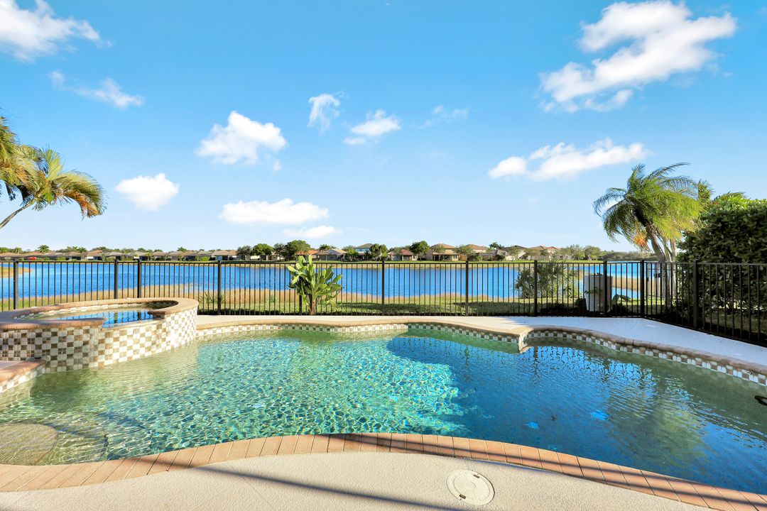 2143 Grove Dr, Naples, FL 34120