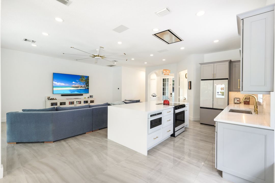 6072 Highwood Park Ln, Naples, FL 34110
