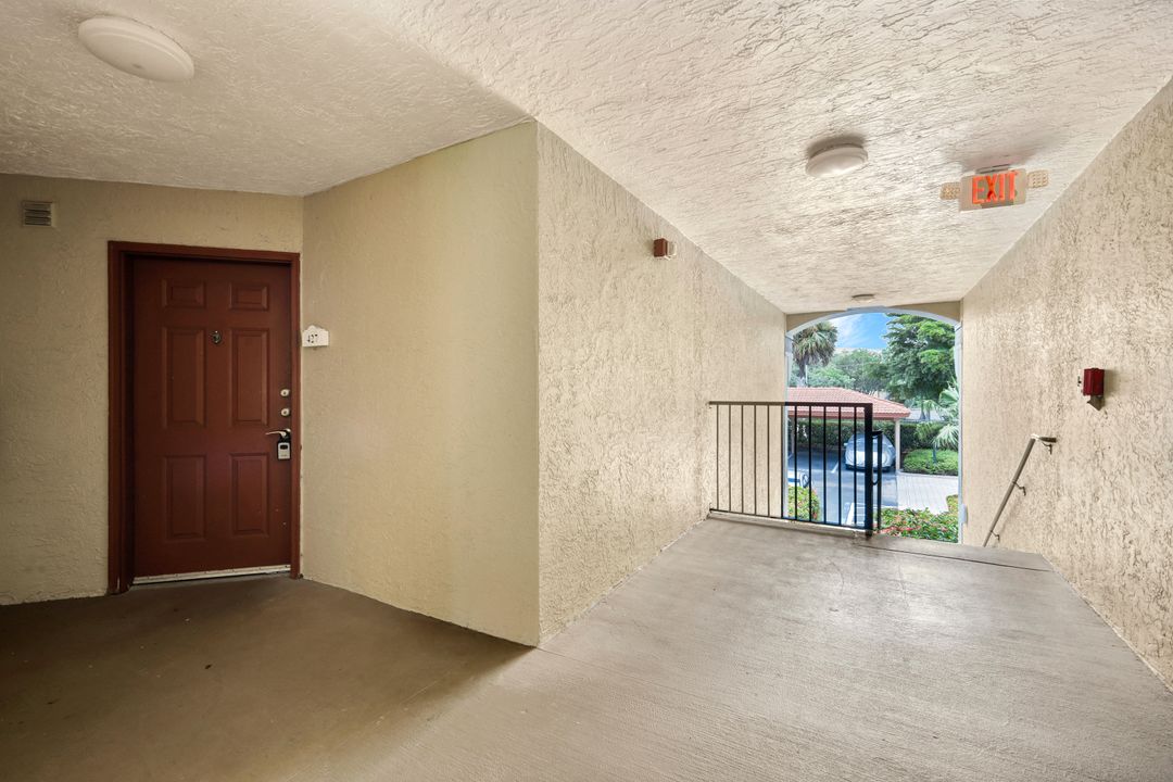 8880 Colonnades Ct W #427, Bonita Springs, FL 34135