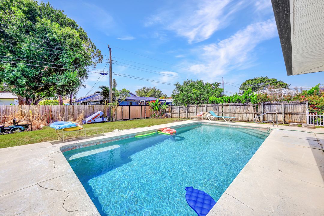 736 96th Ave N, Naples, FL 34108