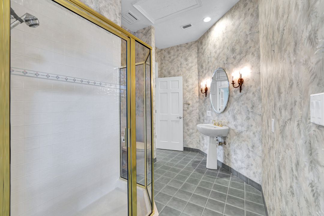 695 Ardmore Ln, Naples, FL 34108