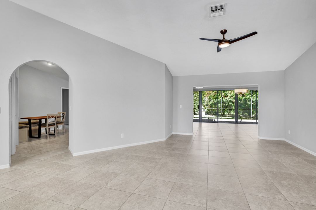 10631 Regent Cir, Naples, FL 34109