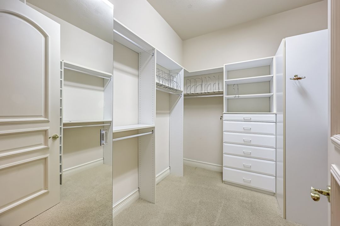 258 9th Ave S, Naples, FL 34102
