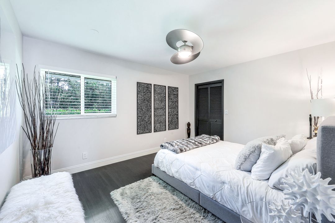 6010 Standing Oaks Ln, Naples, FL 34119