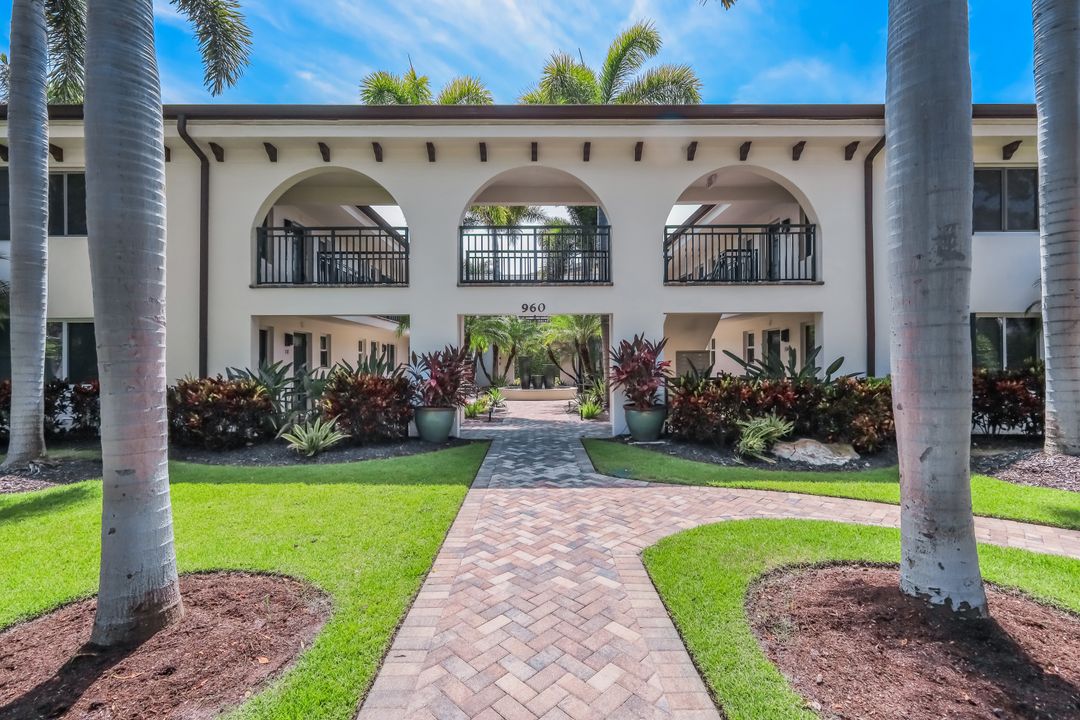 960 7th St S #105, Naples, FL 34102