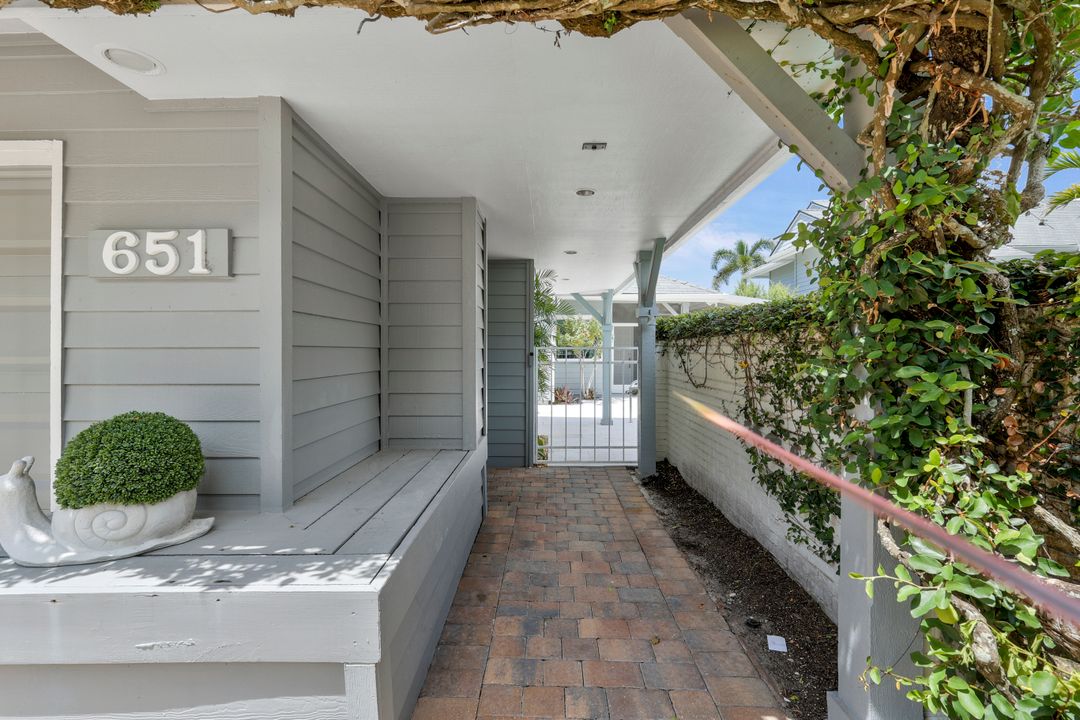 651 Bridge Way Ln #1, Naples, FL 34108