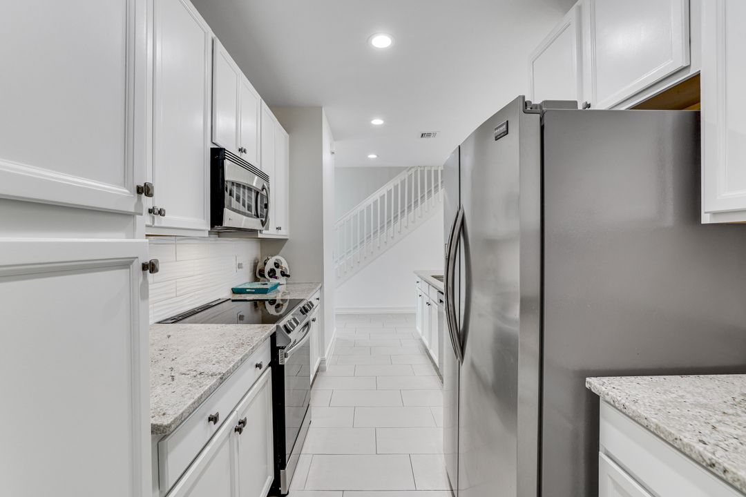 7918 Bristol Cir, Naples, FL 34120