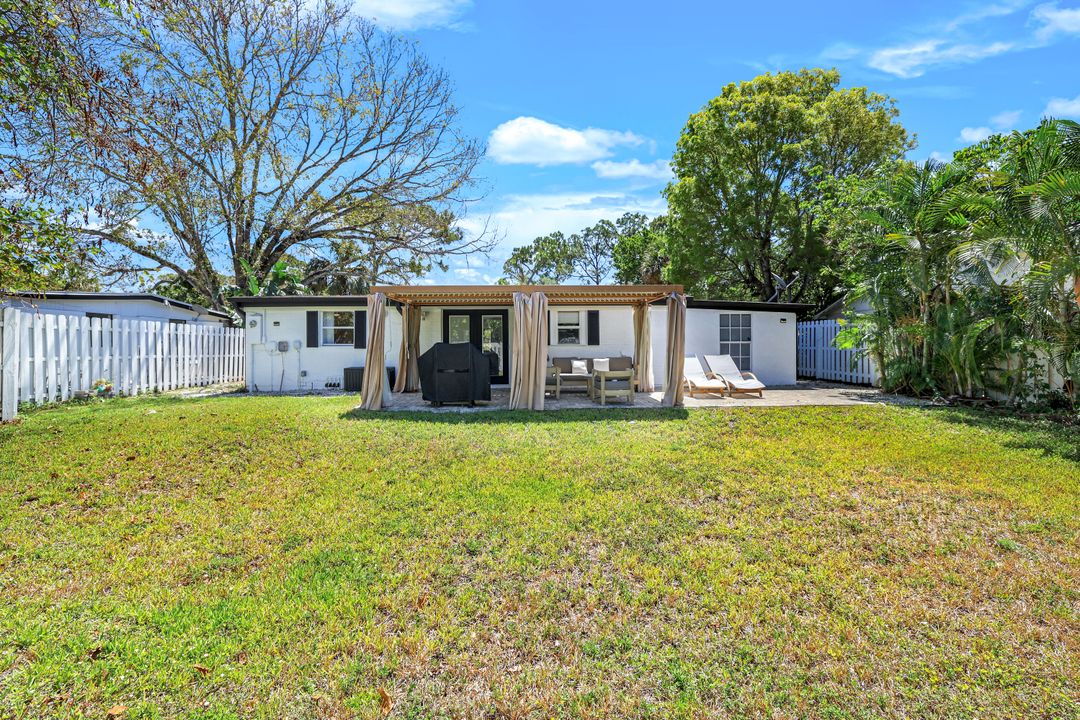 1300 Pine St, Naples, FL 34104