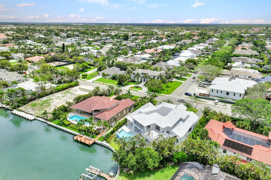 3401 Crayton Rd, Naples, FL 34102