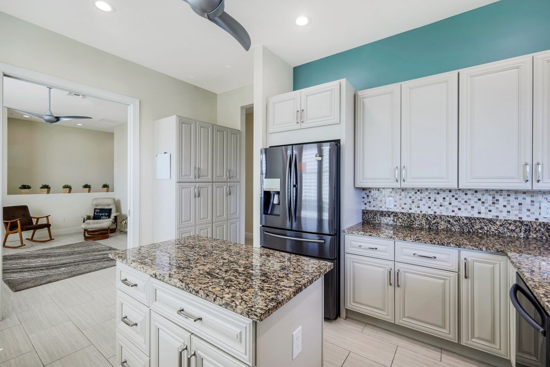 608 El Camino Real  #202, Naples, FL 34119