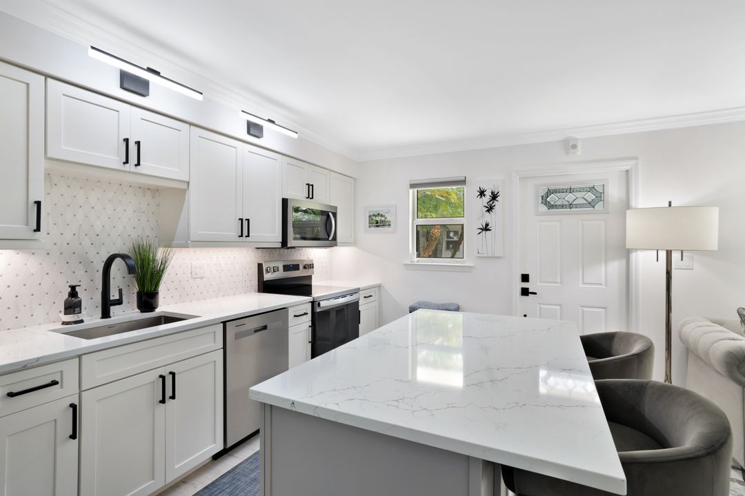 960 7th St S #105, Naples, FL 34102