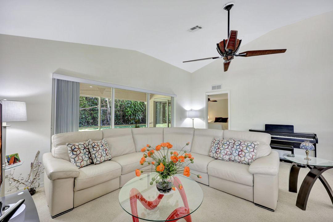 4910 Europa Dr, Naples, FL 34105