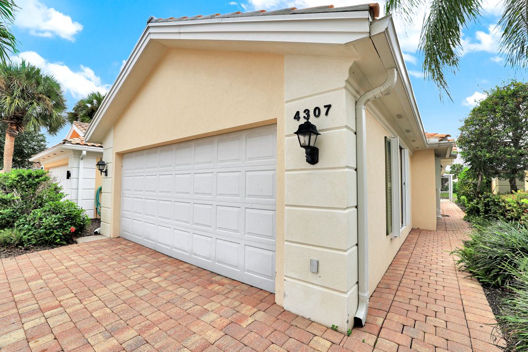 4307 Redonda Ln, Naples, FL 34119
