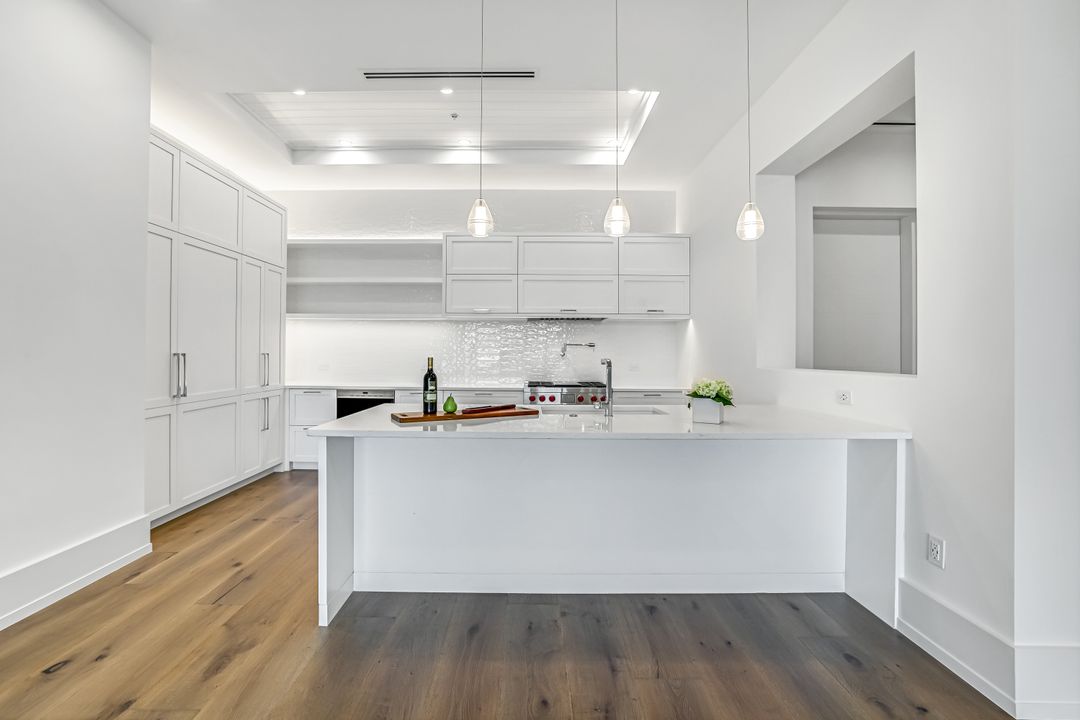 201 8th St S #308, Naples, FL 34102