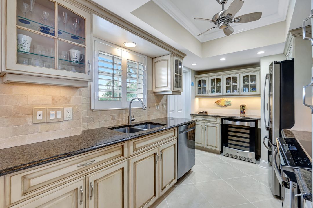 383 Harbour Dr #304, Naples, FL 34103