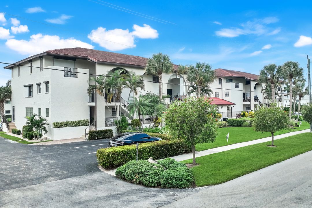 1400 Blue Point Ave #202, Naples, FL 34102