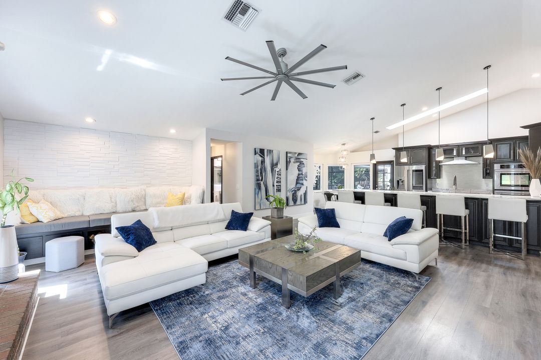 6010 Standing Oaks Ln, Naples, FL 34119