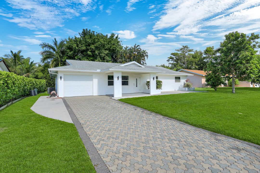 939 Bluebird St, Naples, FL 34104