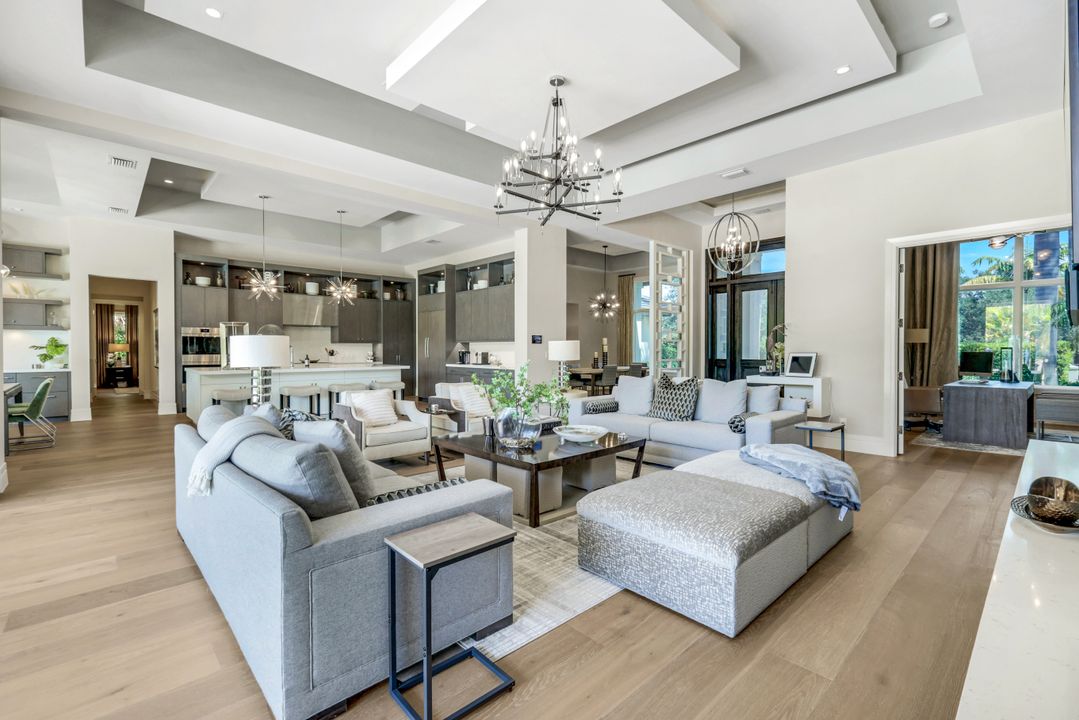 112 Hickory Rd, Naples, FL 34108