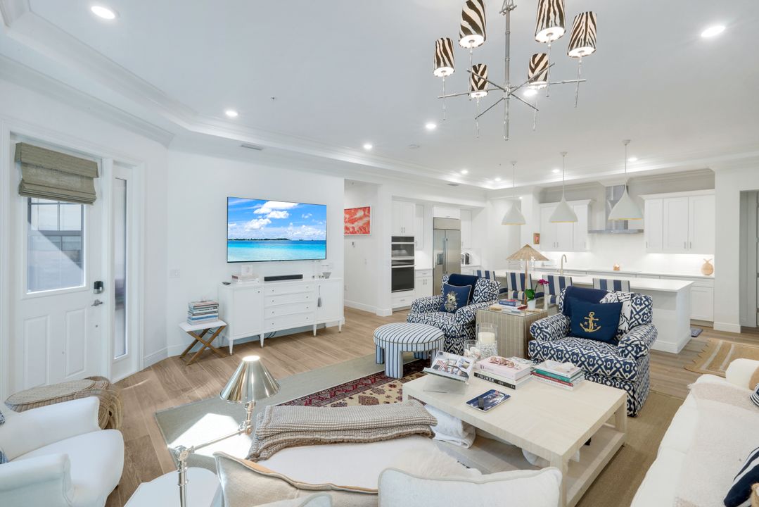 2472 Breakwater Wy #11-102, Naples, FL 34112