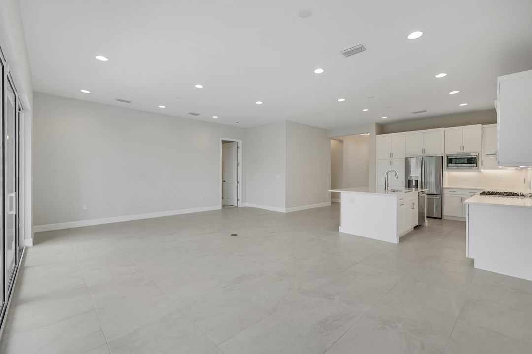 2741 Durham Cir, Naples, FL 34112