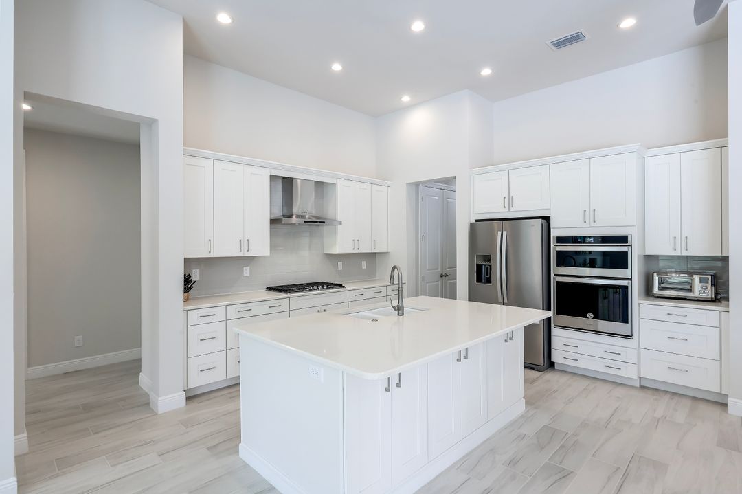 8959 Redonda Dr, Naples, FL 34114