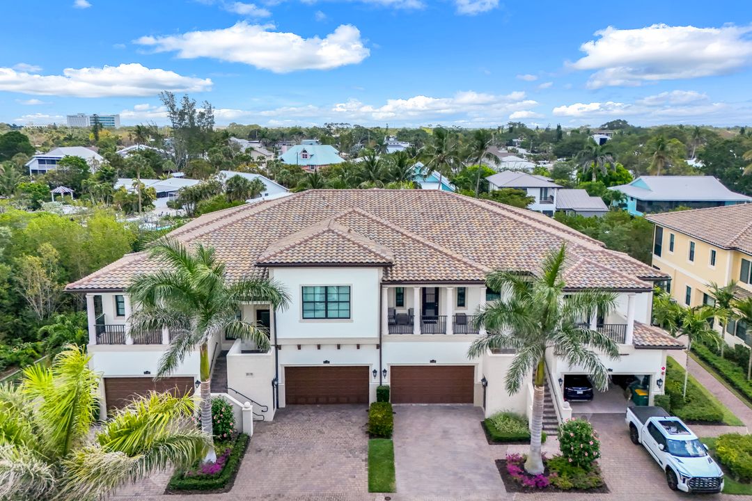2472 Breakwater Wy #11-202, Naples, FL 34112
