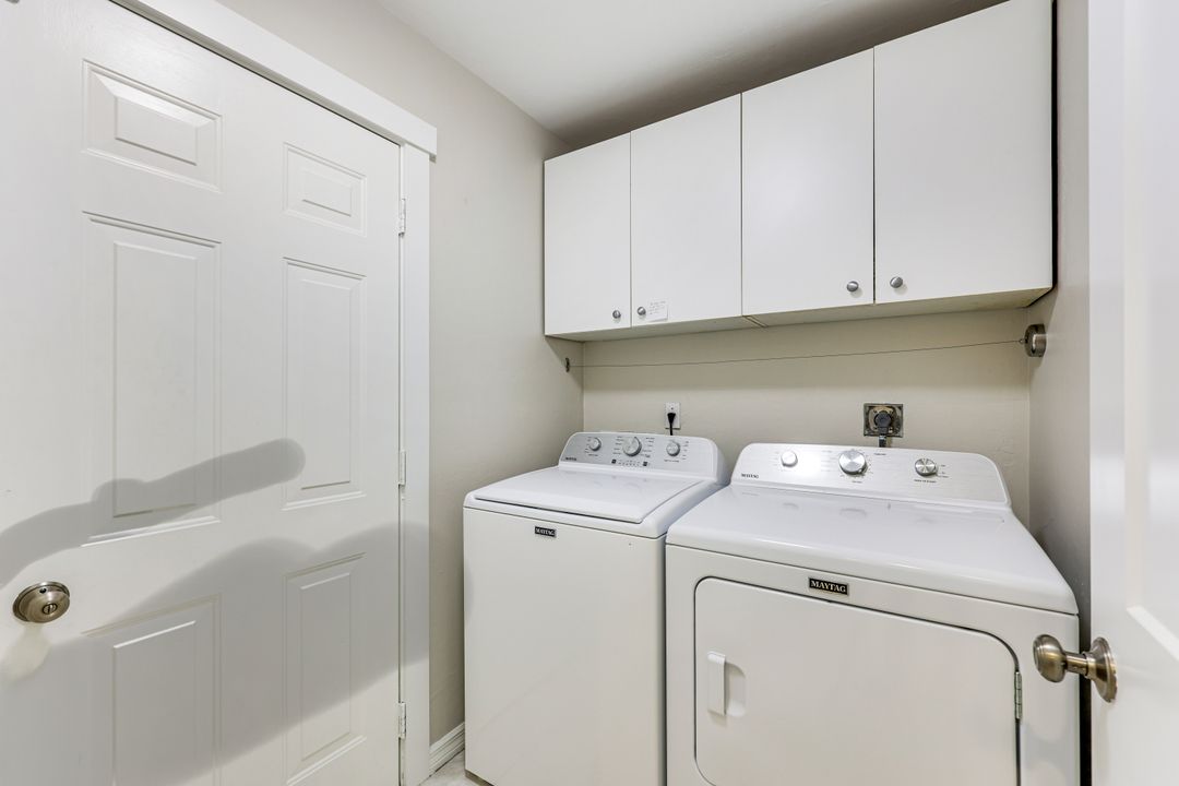 156 Stanhope Cir, Naples, FL 34104