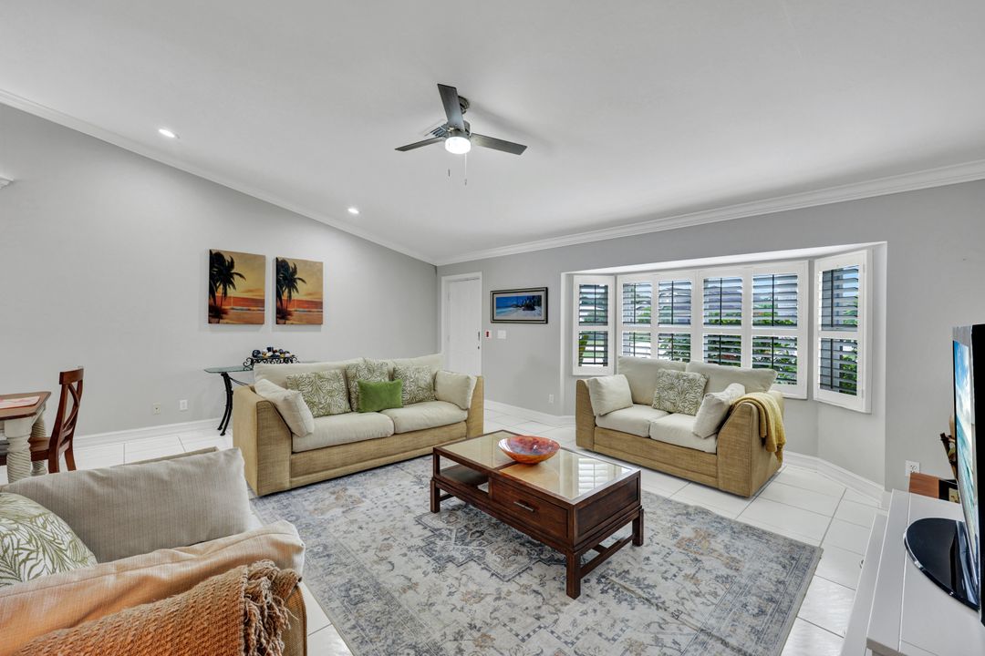 565 93rd Ave N, Naples, FL 34108