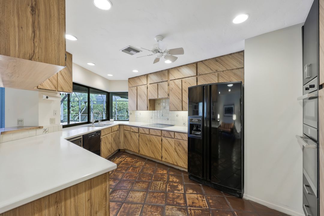 700 Bald Eagle Dr, Naples, FL 34105