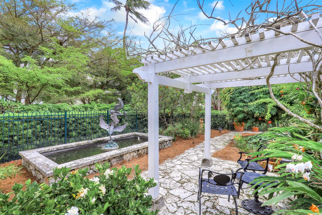 266 15th Ave S, Naples, FL 34102